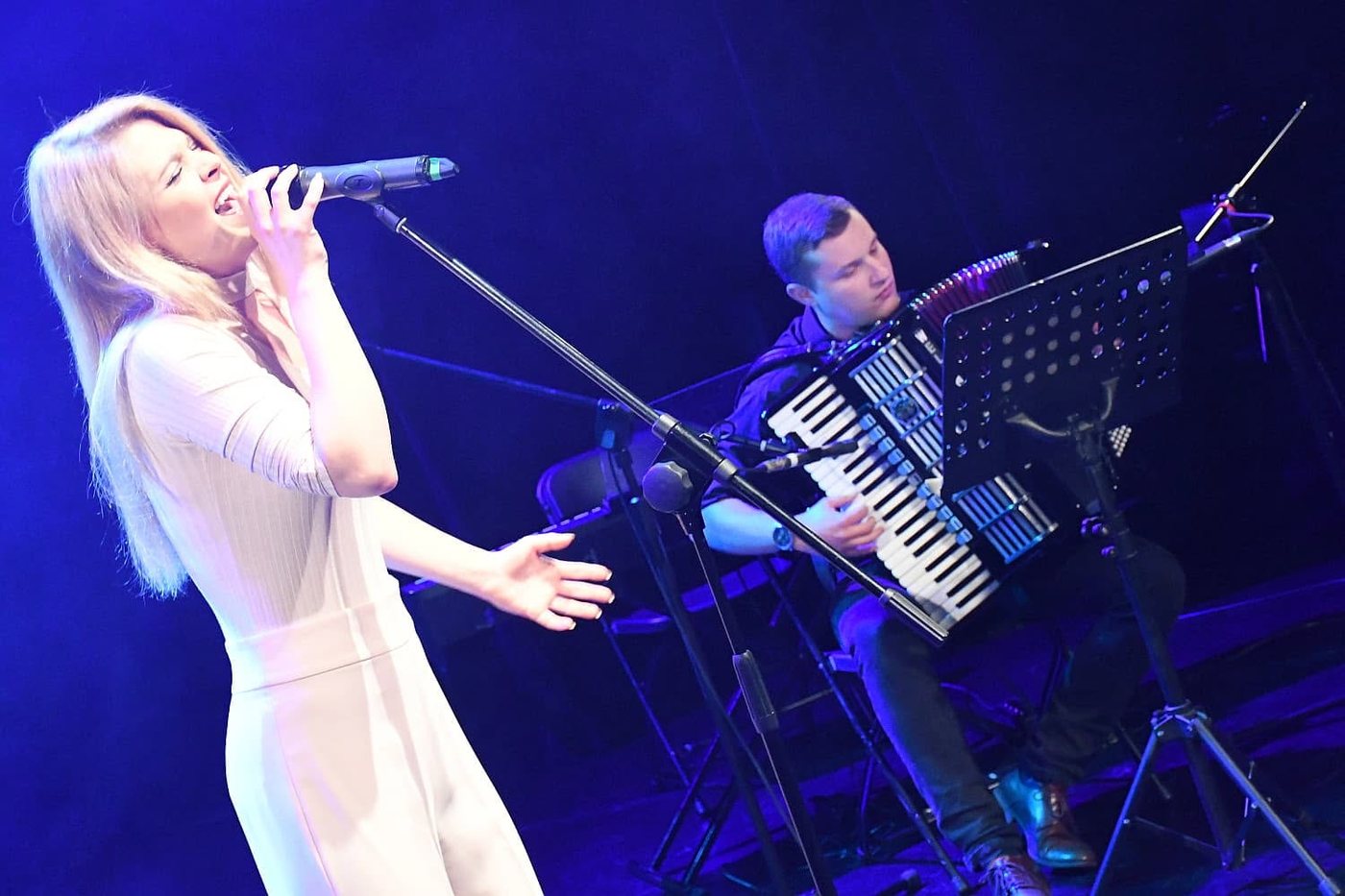 Koncert — wokalistka i akordeonista na scenie