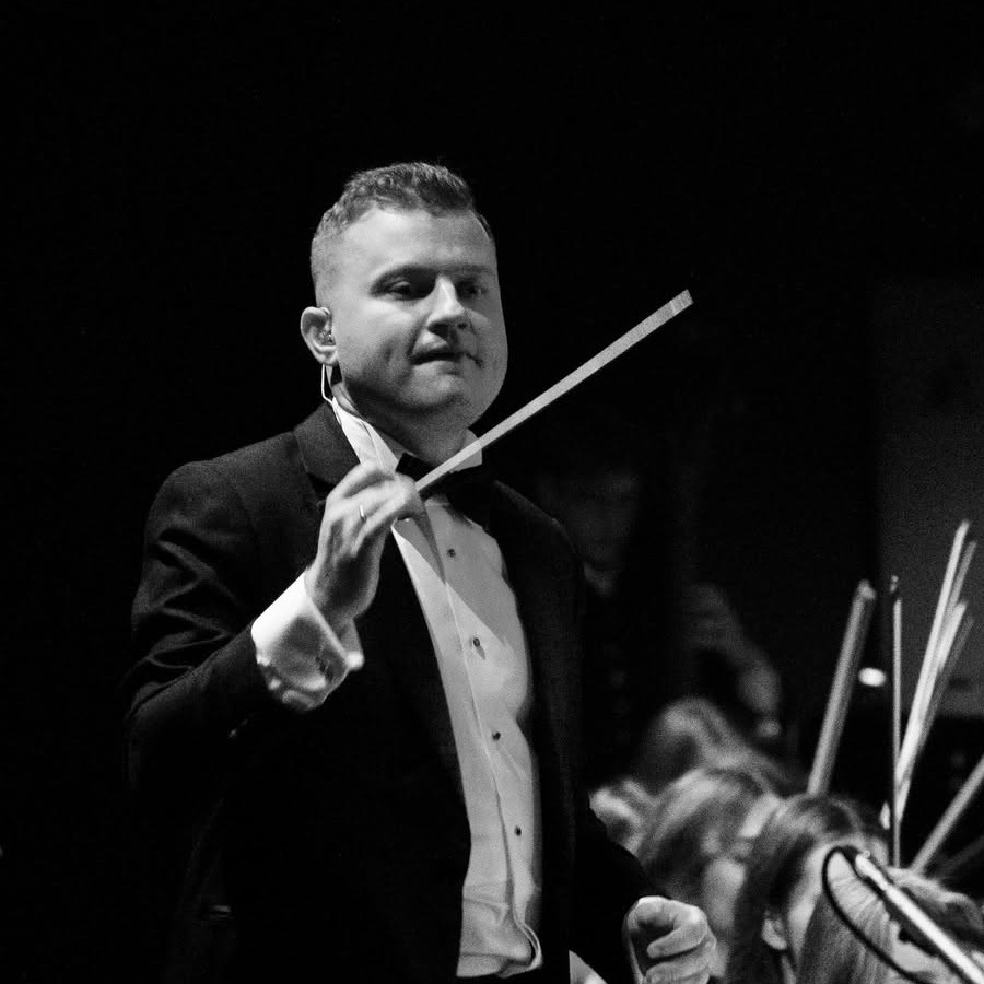 Maciej Maksoń (Makson) dyryguje orkiestrą